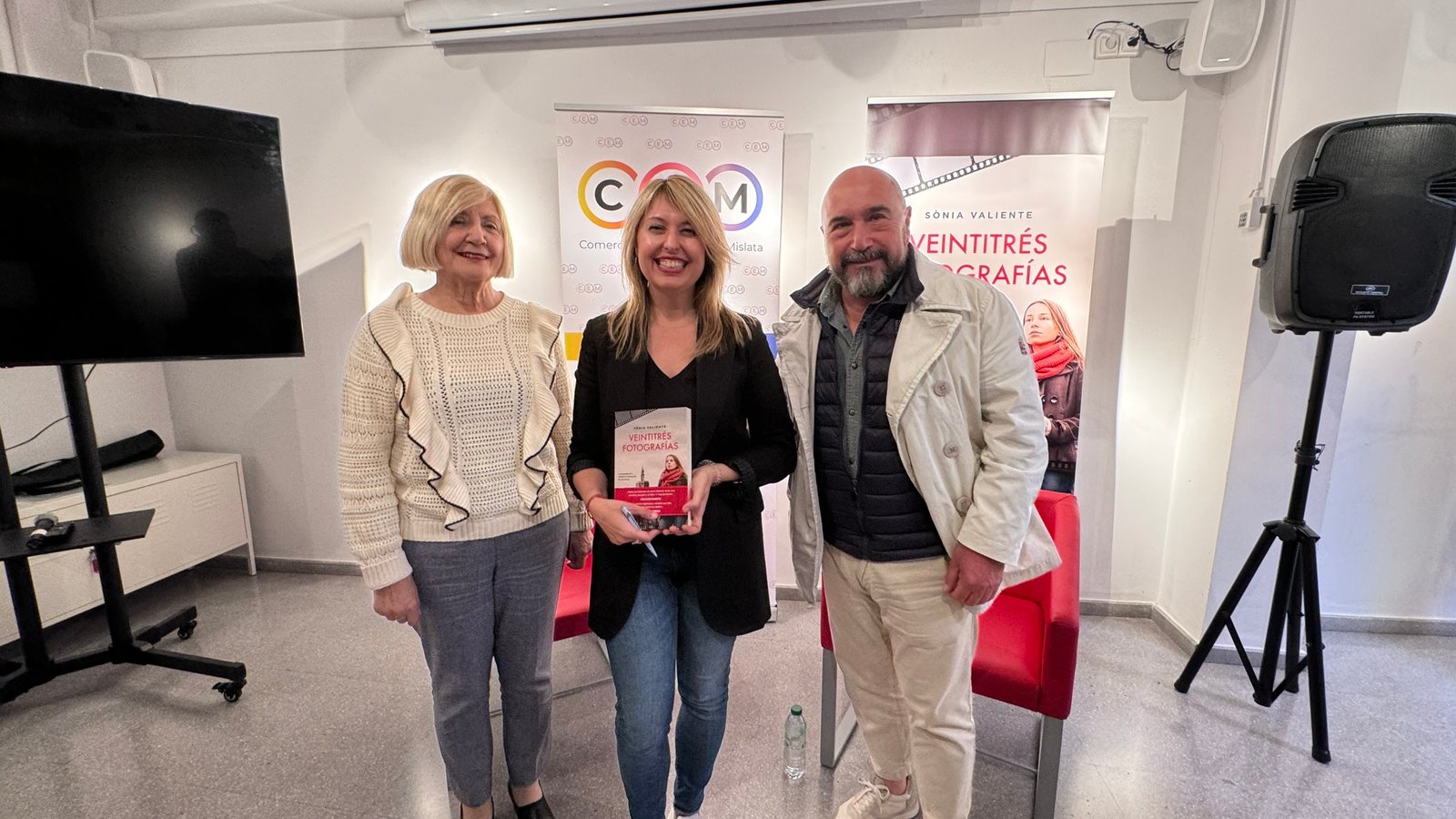 Éxito en la presentación de la novela «Veintitrés Fotografías» de Sonia Valiente en la Casa de la Dona